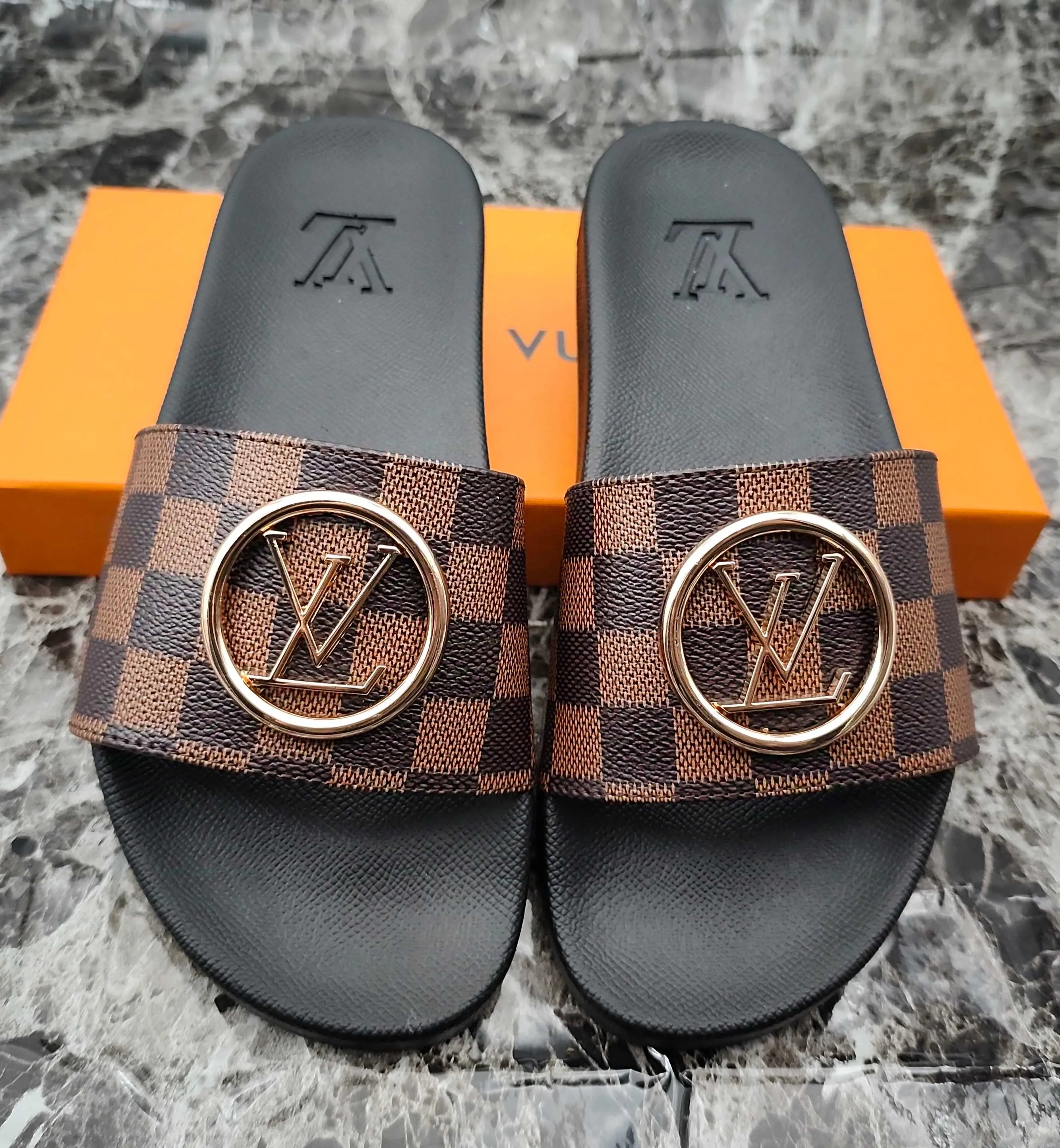 👟👟Ex-factory price 280👟👟 (available all year round) same style for men and women, size 35--48. Couple style🎗Louis Vuitton "LV" slippers, a much-anticipated one, so beautiful that it will melt your hearts❤! It is simply a masterpiece of extraordinary craftsmanship. It is a must-have for everyone. It is made by open mold. It feels Q-bounce and super soft on the feet. It is super delicate on the feet. It is an exclusive model. There are many layouts, so there is always one you like🎉🎉